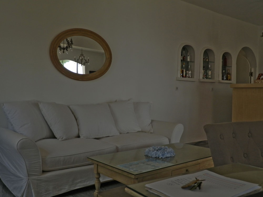 adonis hotel and apartments