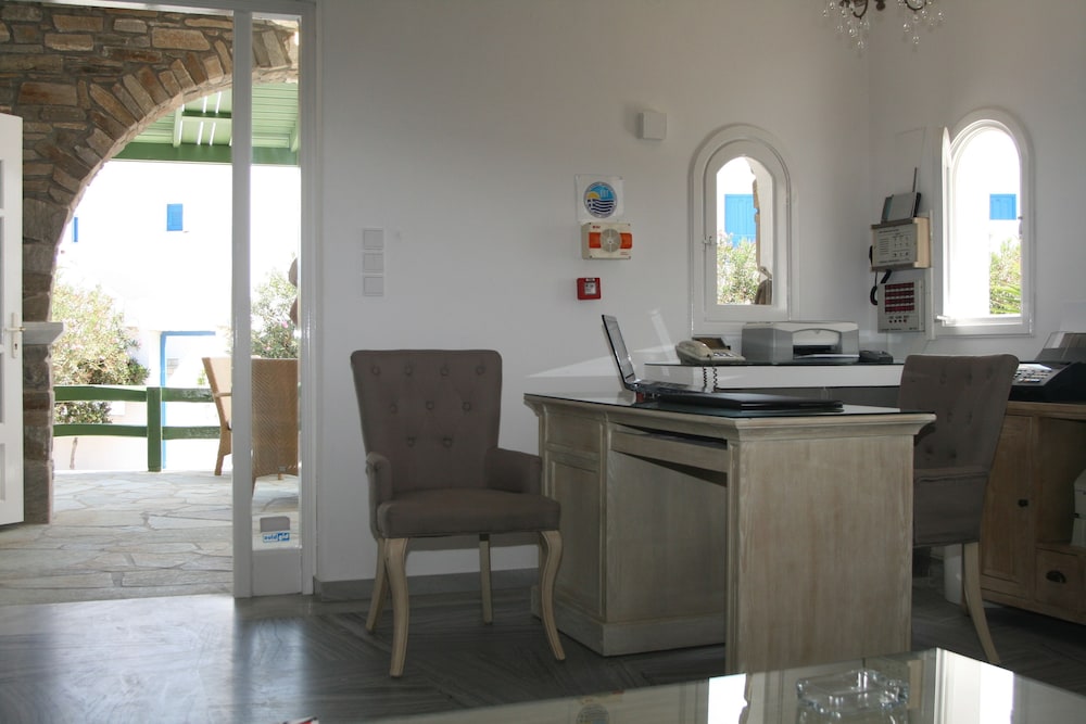 adonis hotel and apartments