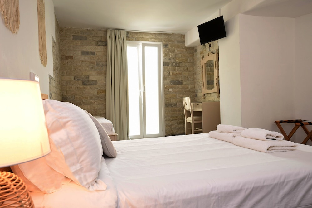 adonis hotel and apartments