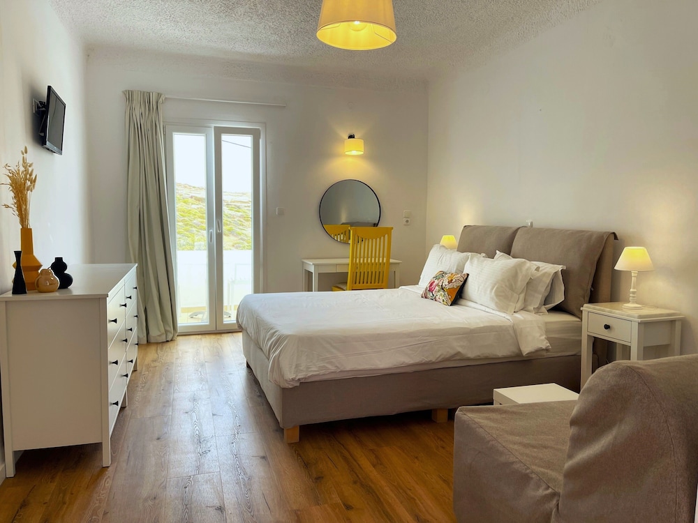 adonis hotel and apartments