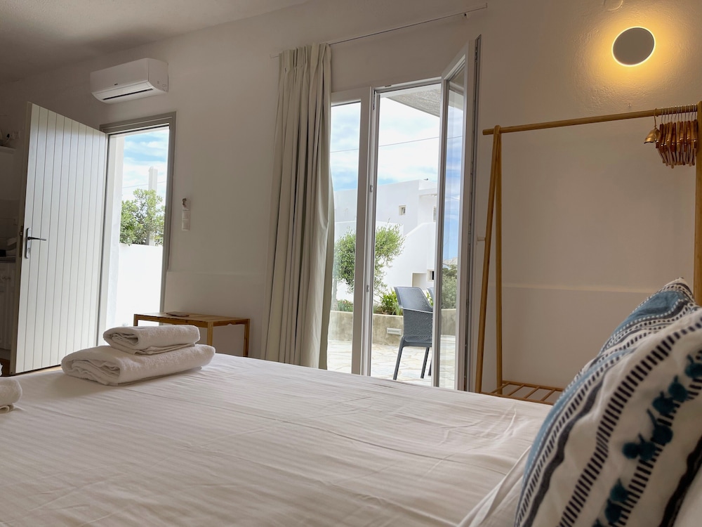 adonis hotel and apartments