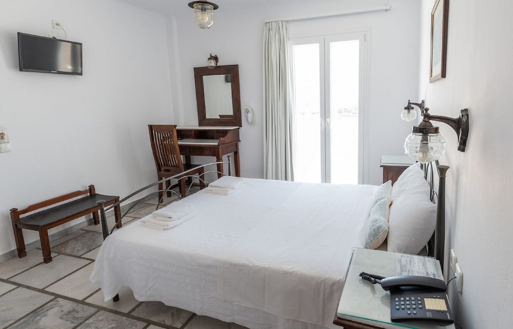 adonis hotel and apartments