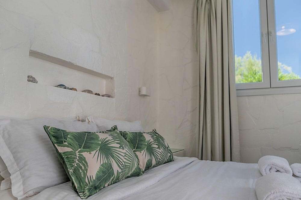 adonis hotel and apartments