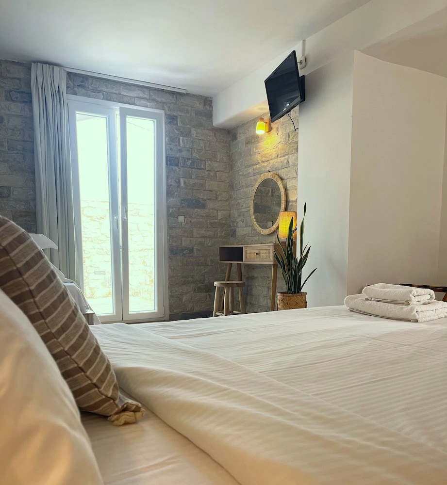 adonis hotel and apartments