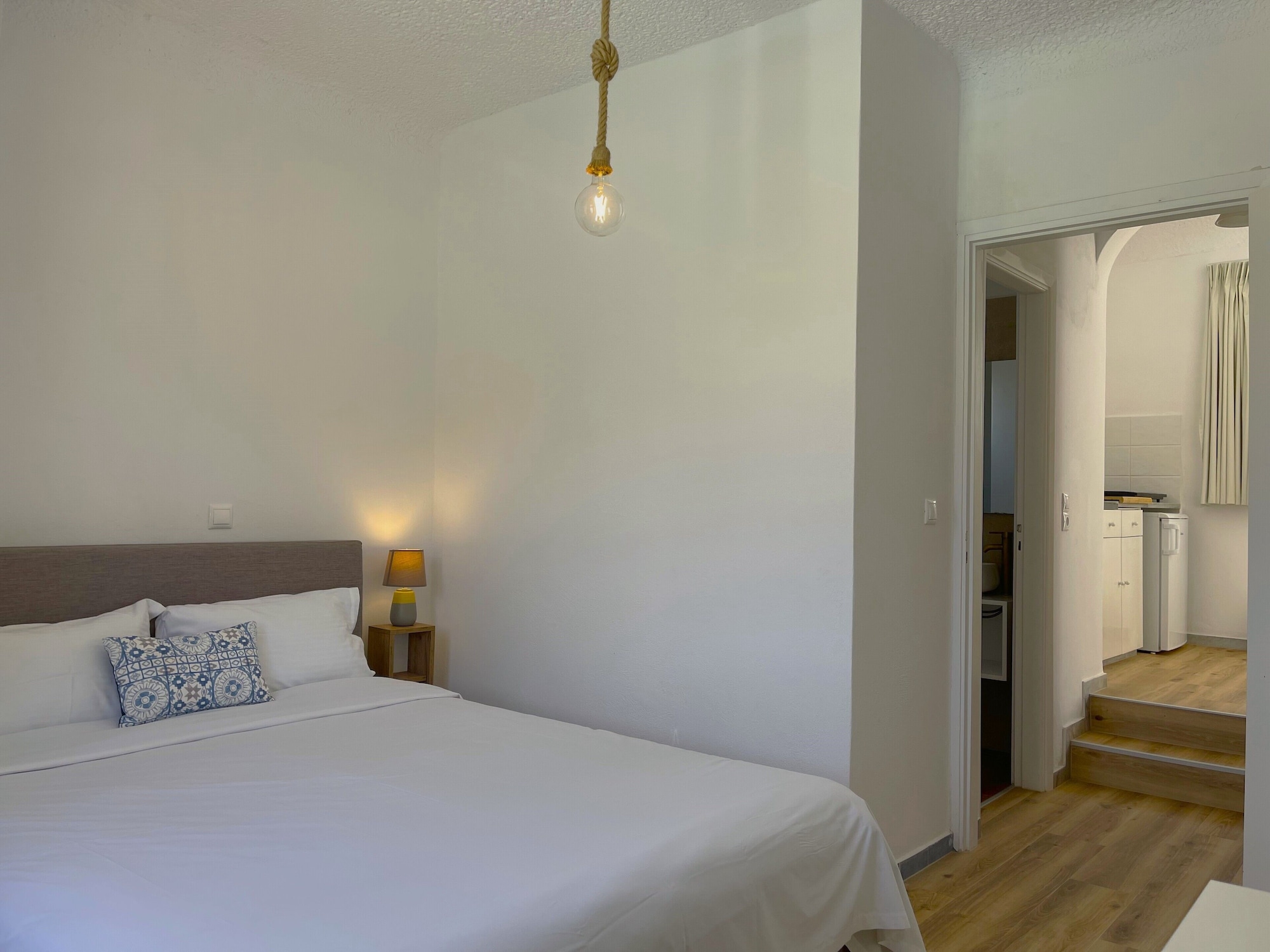 adonis hotel and apartments