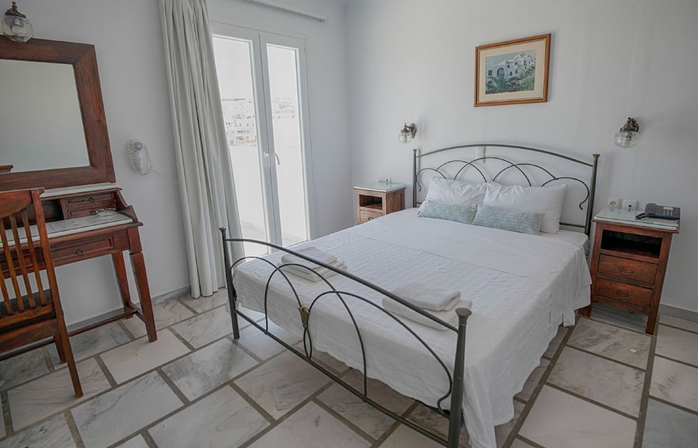 adonis hotel and apartments