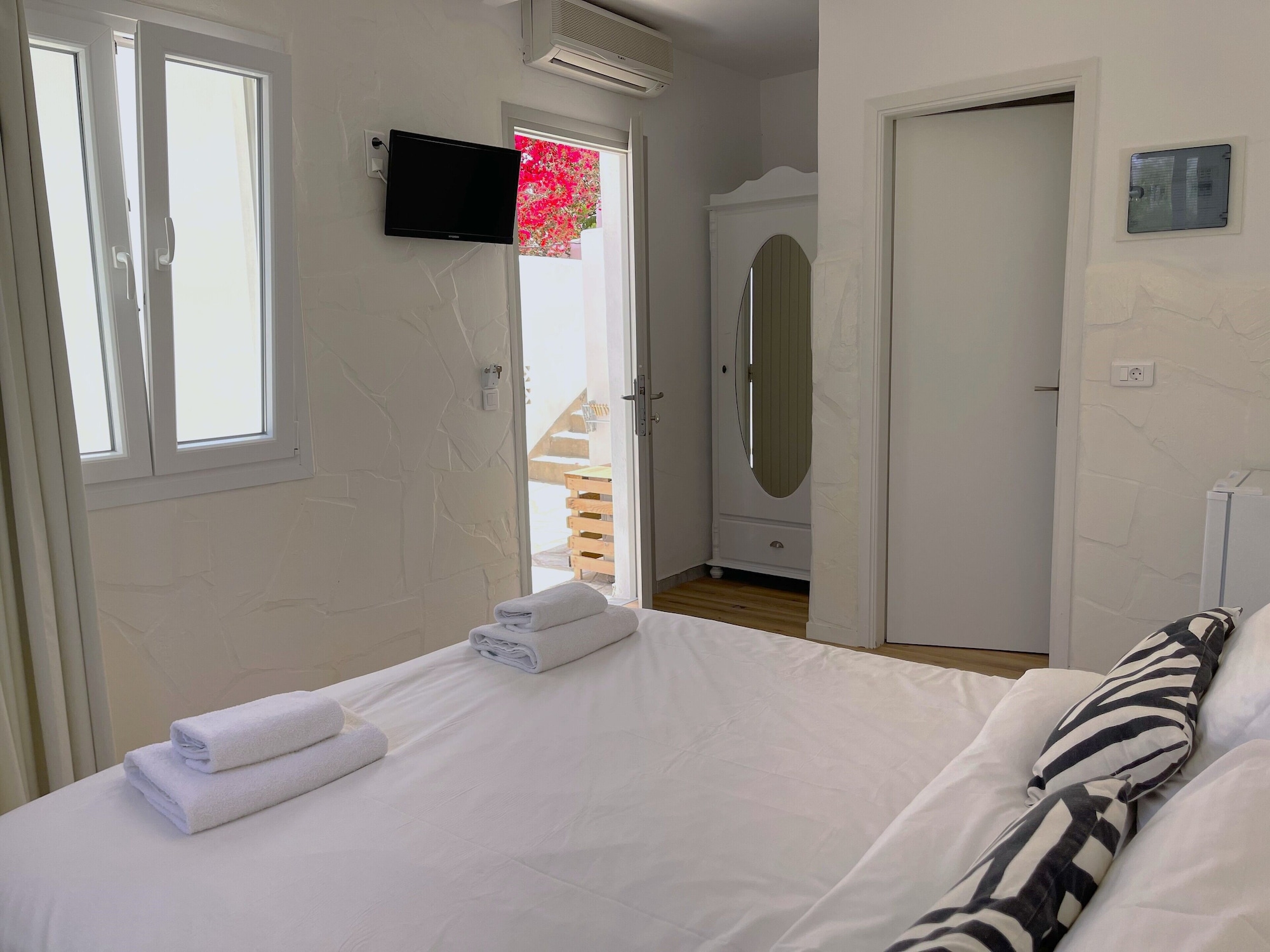 adonis hotel and apartments