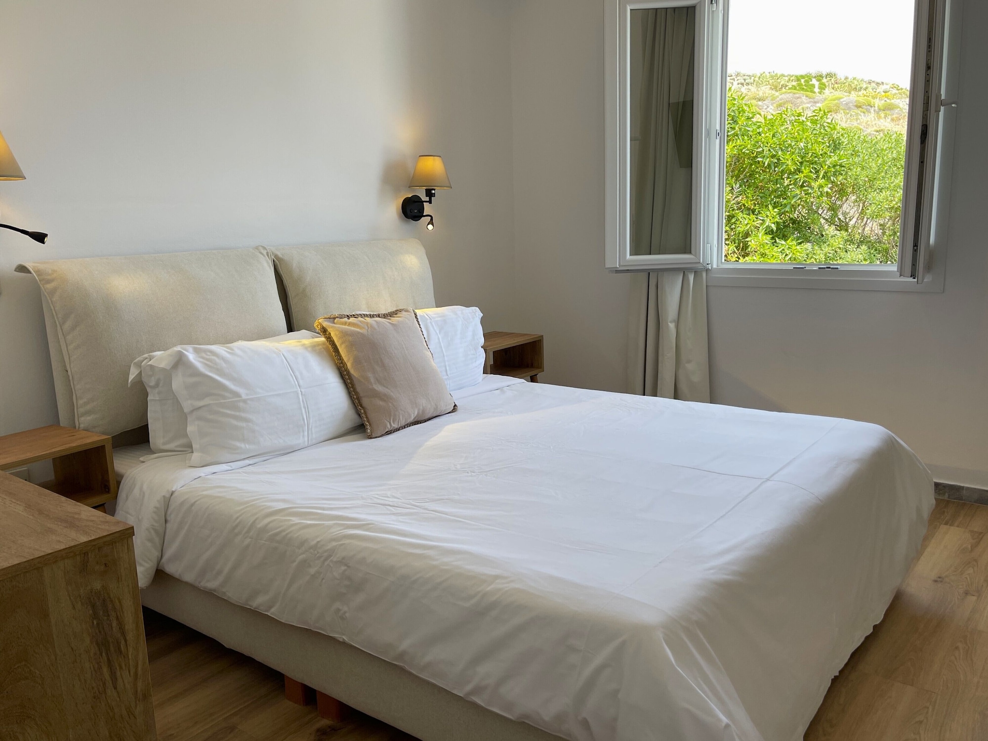 adonis hotel and apartments