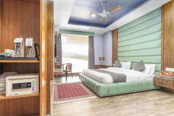 hotel golden leaf kashmir