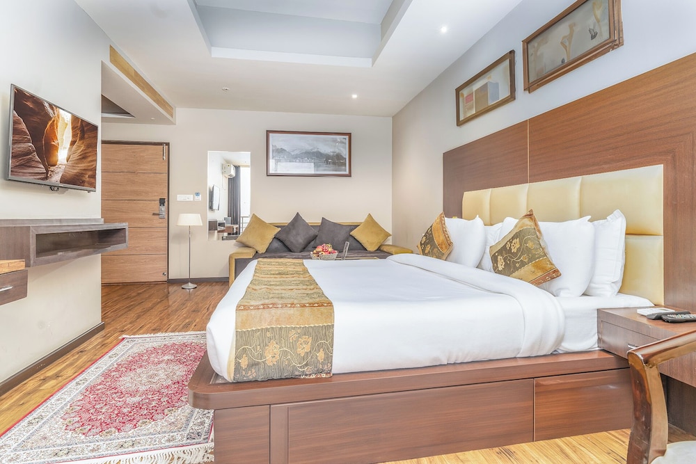 hotel golden leaf kashmir