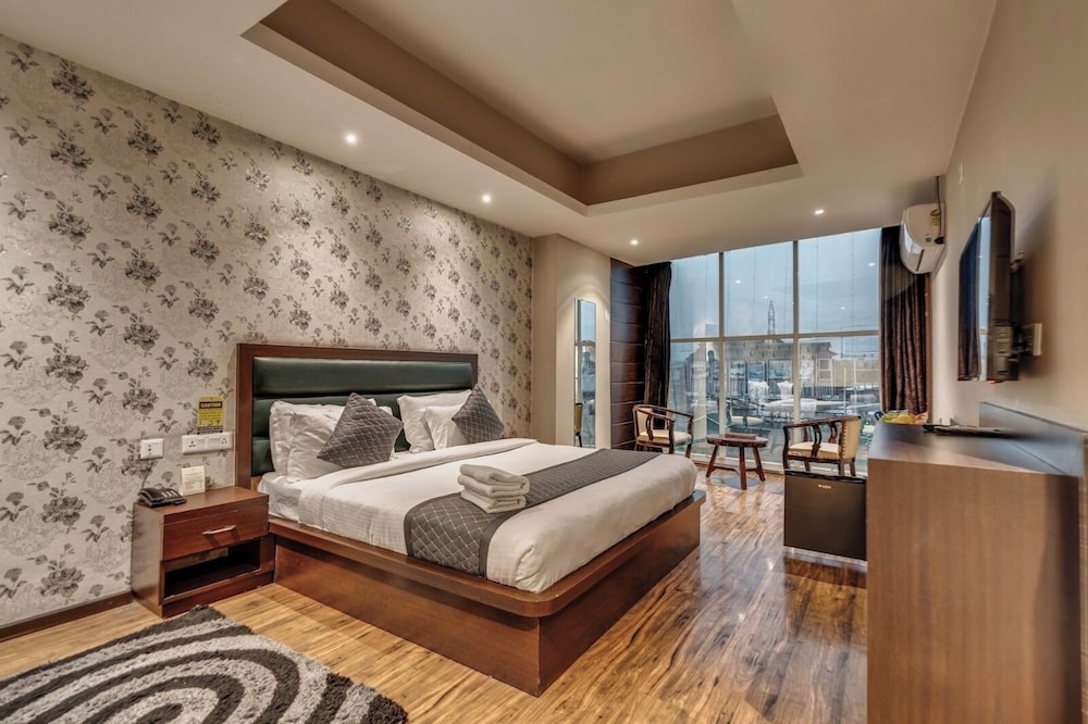 hotel golden leaf kashmir