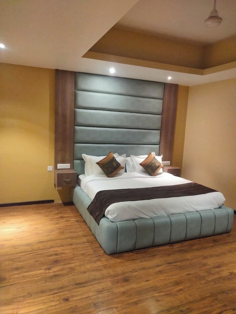 hotel golden leaf kashmir