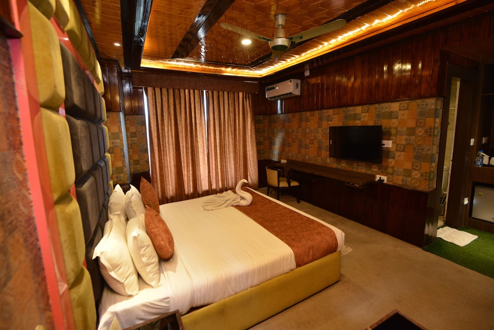 hotel golden leaf kashmir