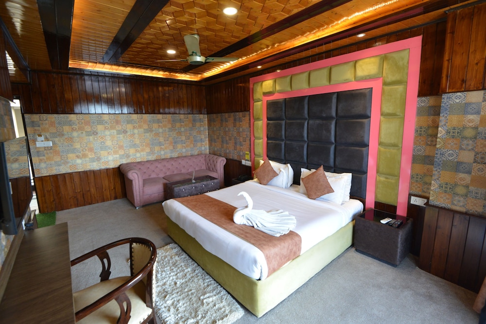 hotel golden leaf kashmir