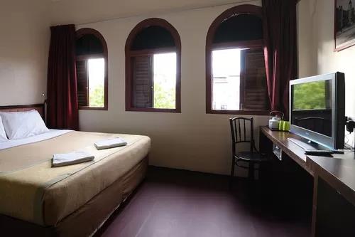 red inn court hostel