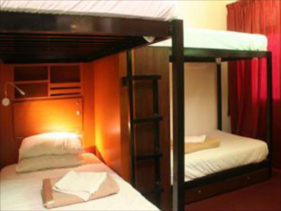 red inn court hostel