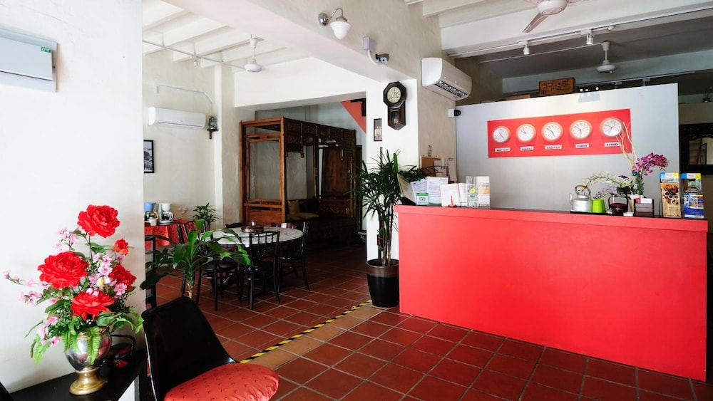 red inn court hostel