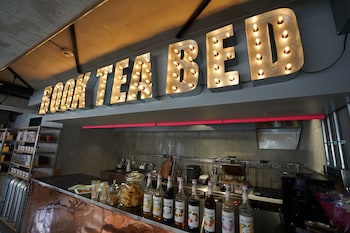 book tea bed shinjuku gyoen