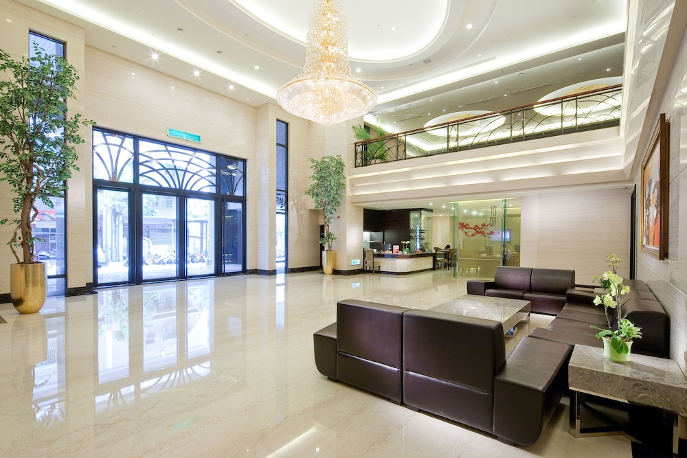 queena plaza hotel tainan