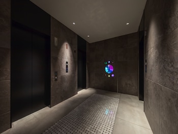 the lively osaka honmachi