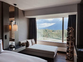 hinode hills niseko village