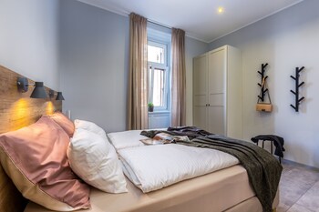 number 1 deluxe apartments