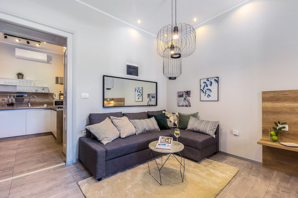 number 1 deluxe apartments