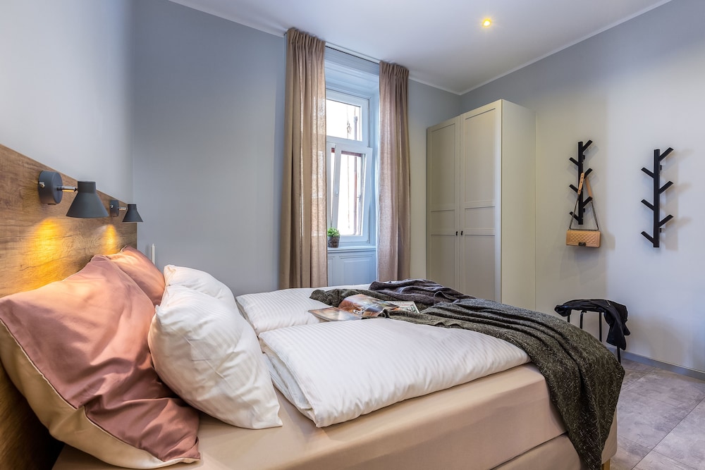 number 1 deluxe apartments