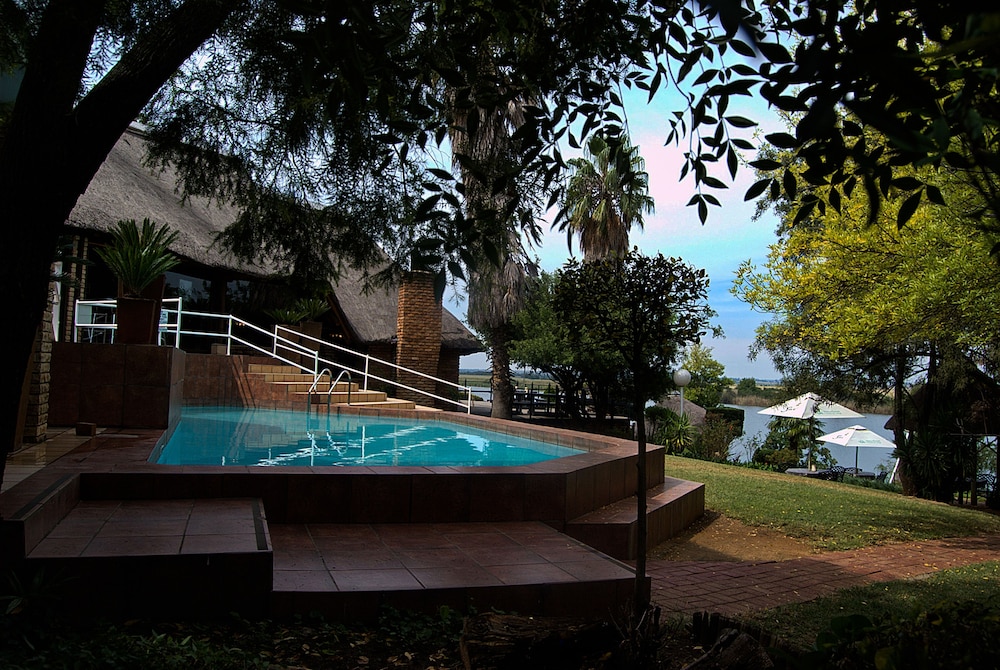 waterfront country lodge