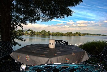 waterfront country lodge