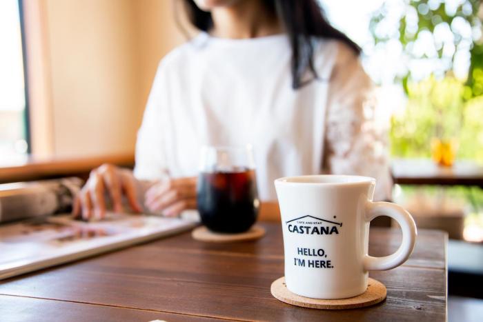 cafe and stay castana