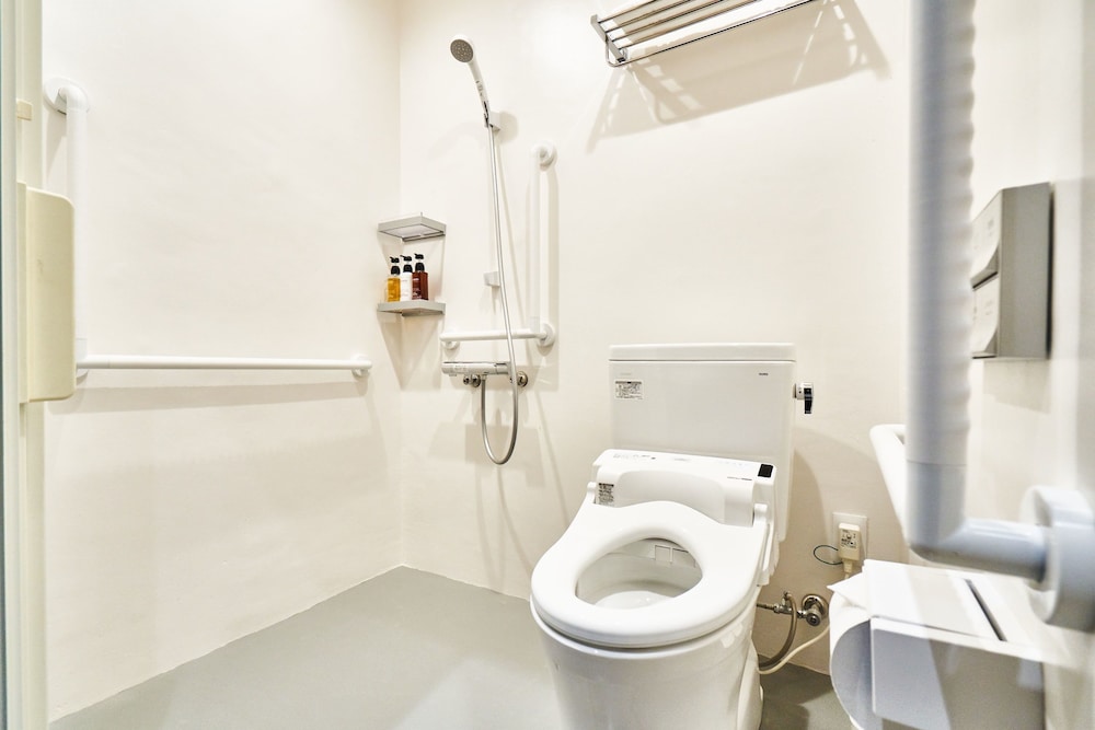 andand hostel hommachi east