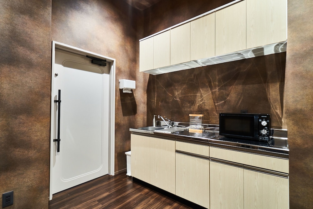 andand hostel hommachi east