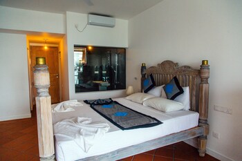 naomi beach resort