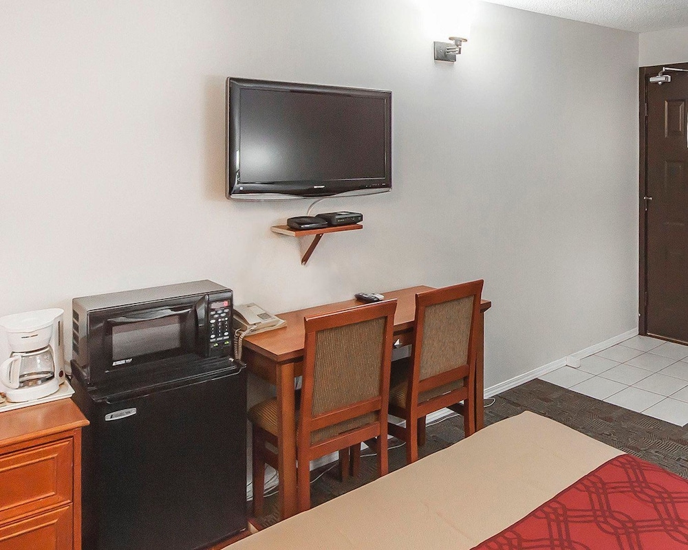 econo lodge inn and suites