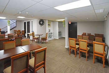 econo lodge inn and suites