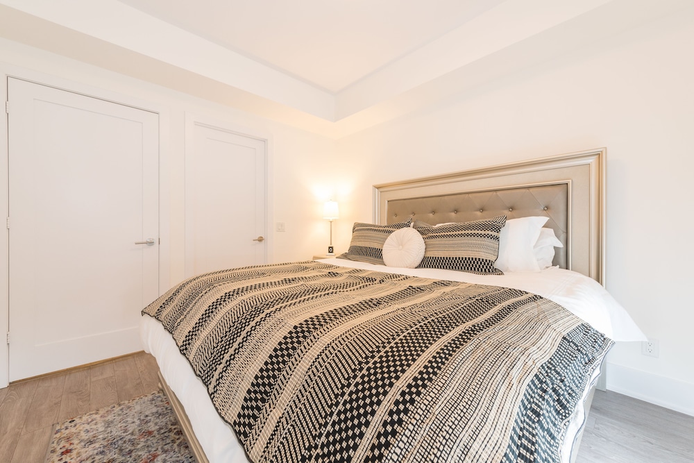 grand royal condos cn tower