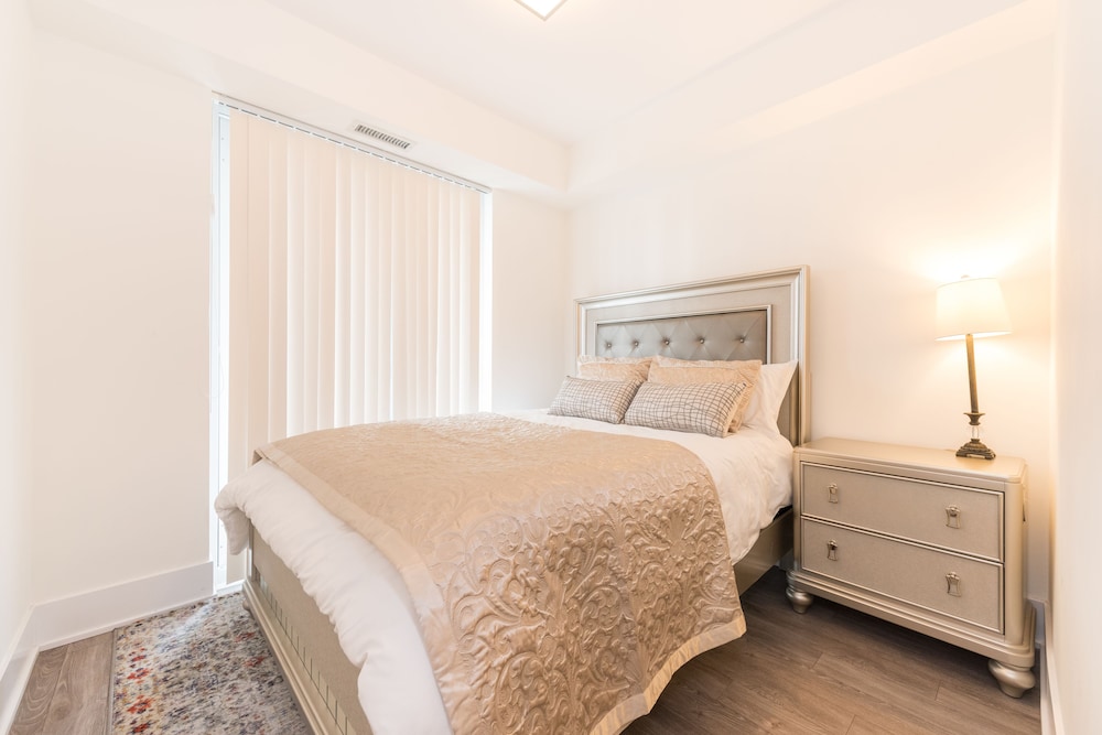 grand royal condos cn tower