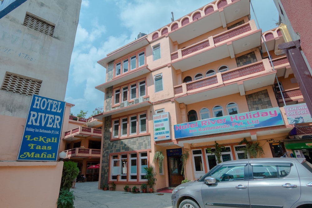 hotel river holiday inn