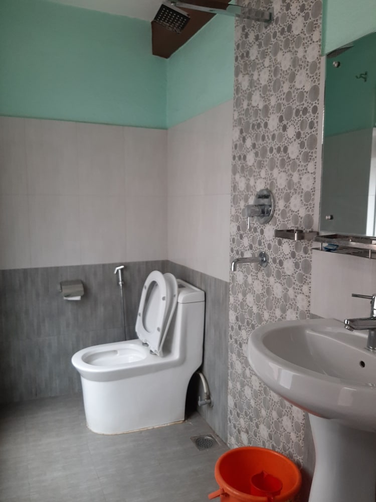 hotel river holiday inn