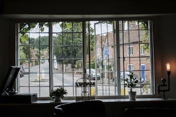 the hinds head