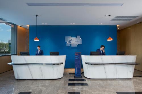 holiday inn express shanghai kangqiao