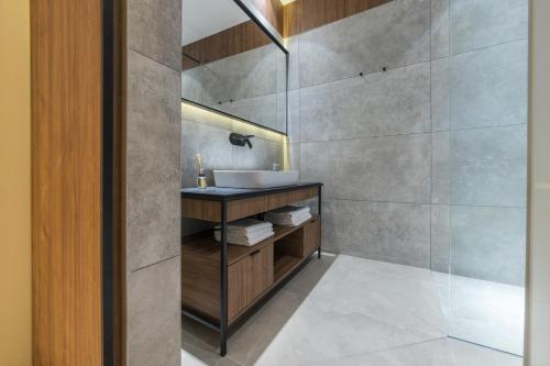 dezman luxury center