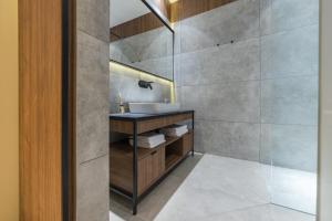 dezman luxury center