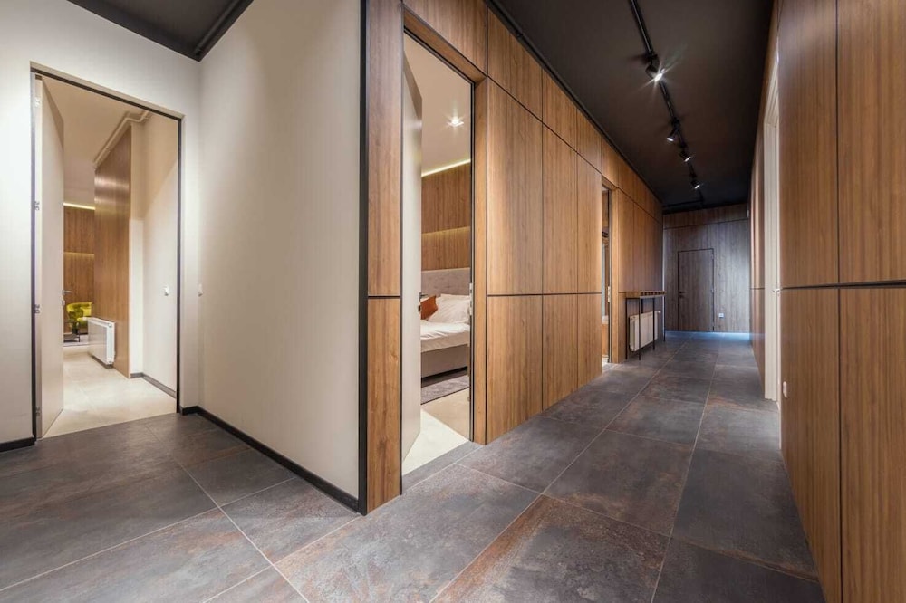 dezman luxury center