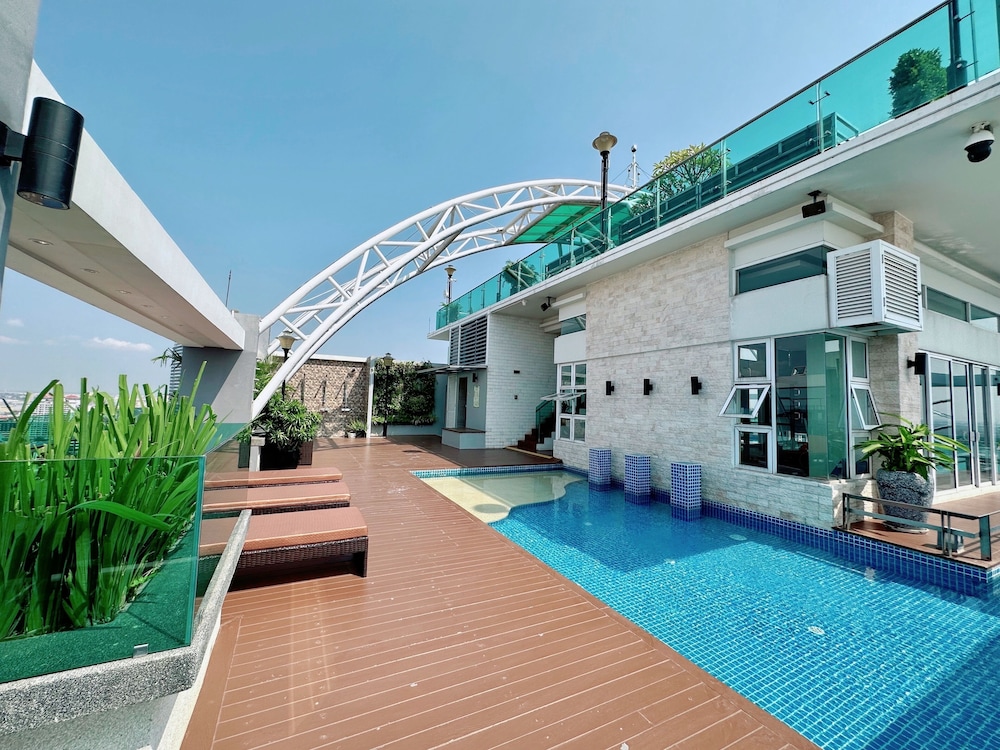 infinity 28 condominium