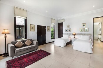 villa pantai karang