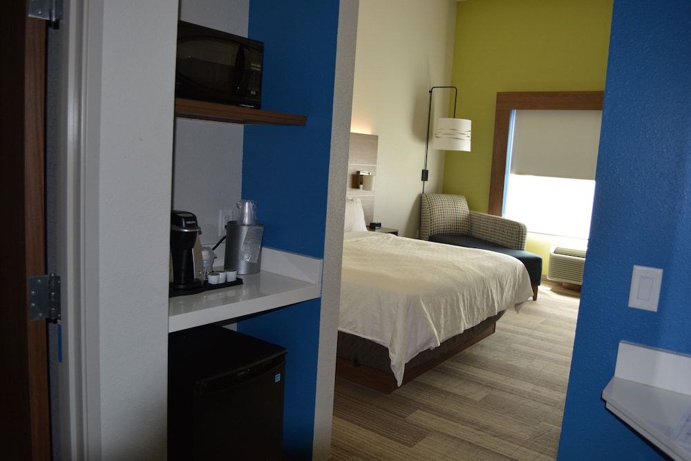 holiday inn express and suites liberal an ihg hotel