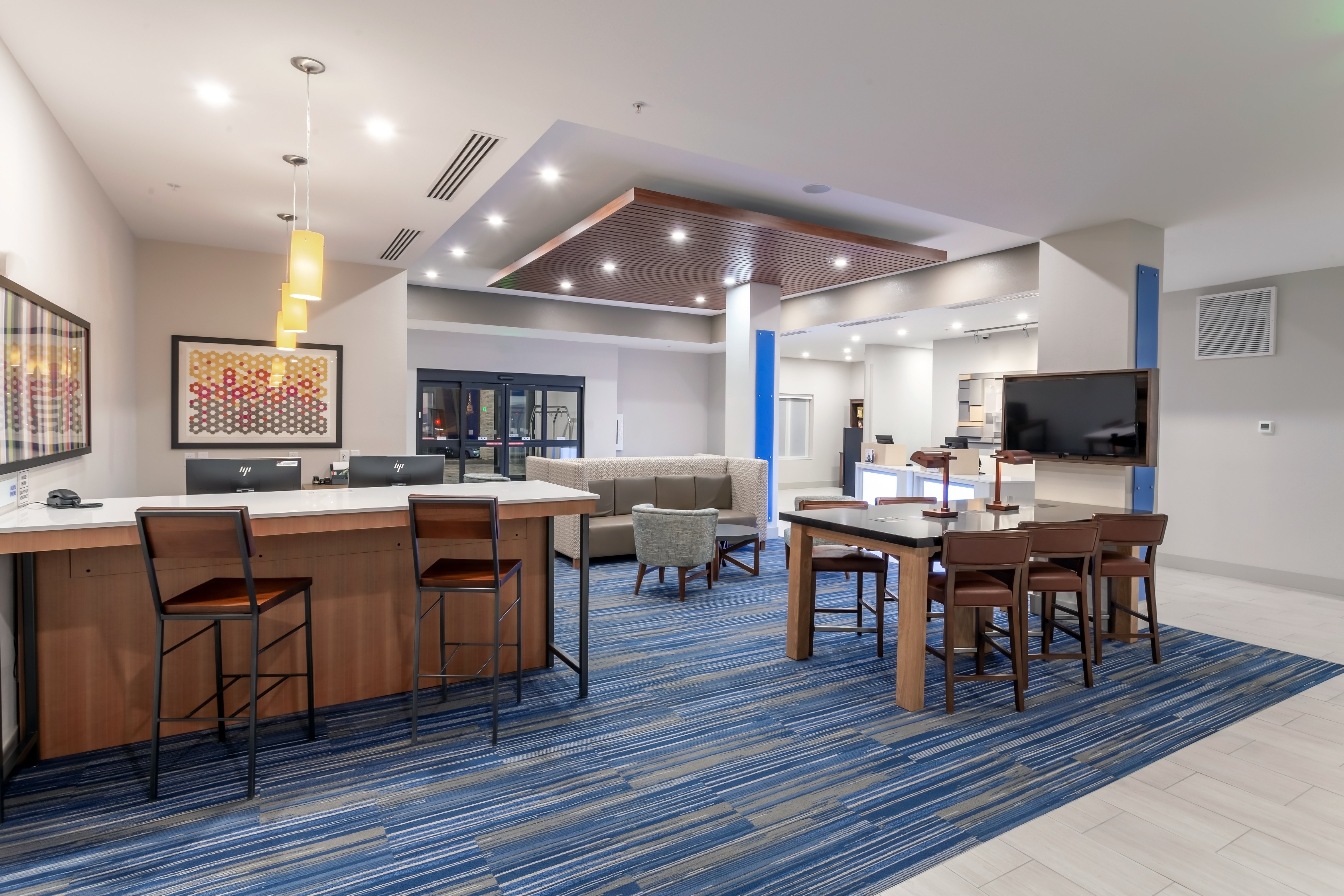 hol inn exp and suites columbus worthington
