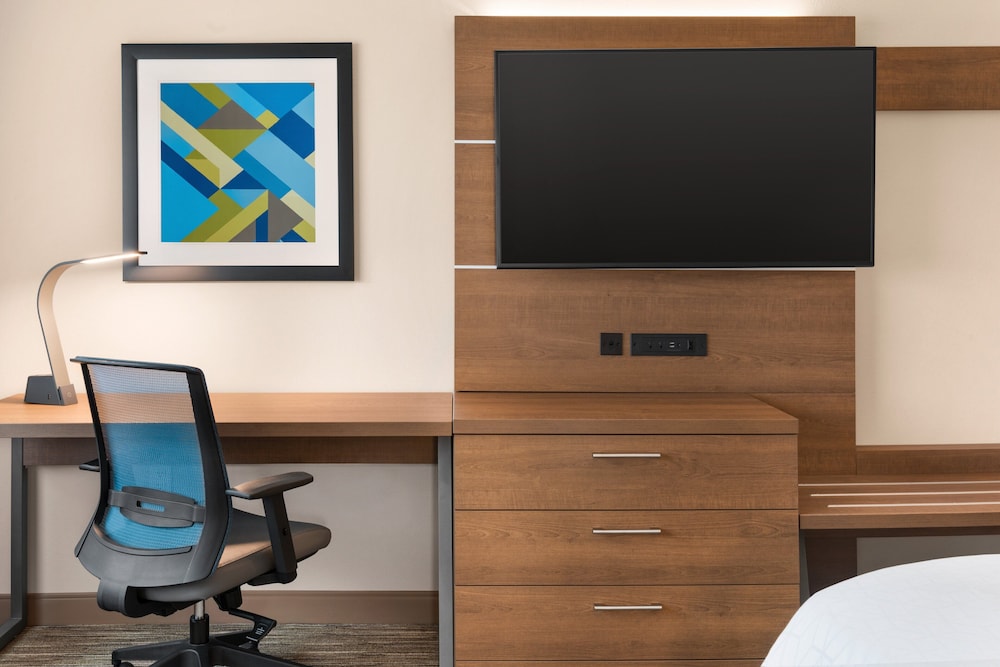 holiday inn express and suites beaver dam an ihg hotel